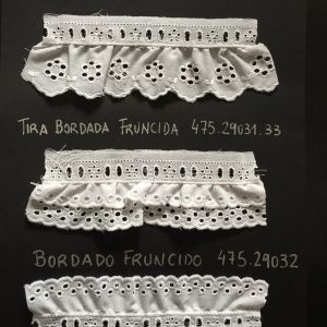 Tira bordada fruncida