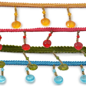 galón con piedras decorativas colgantes