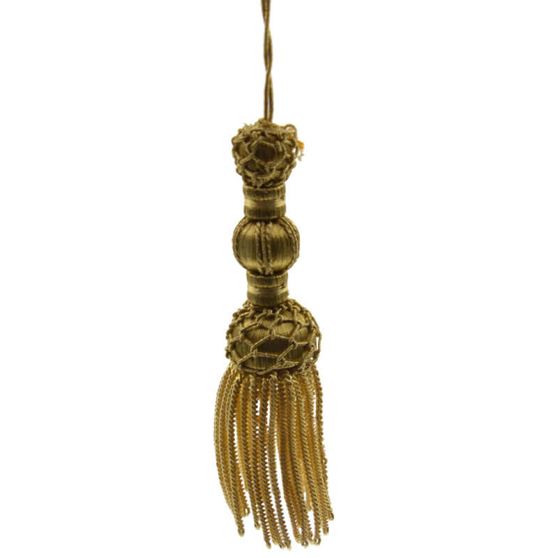 Borla ornamental con caída fluida y elegante