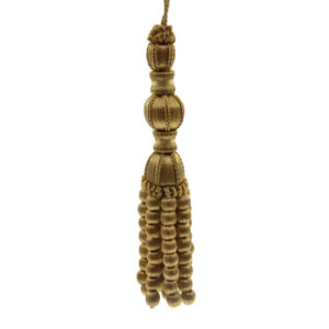 Borla decorativa larga con estructura de bolitas
