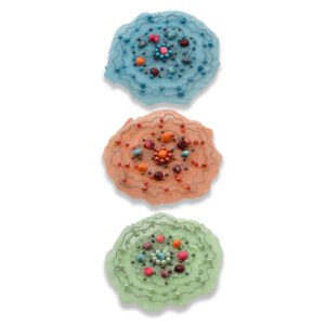 Aplique textil con tul y piedras de colores