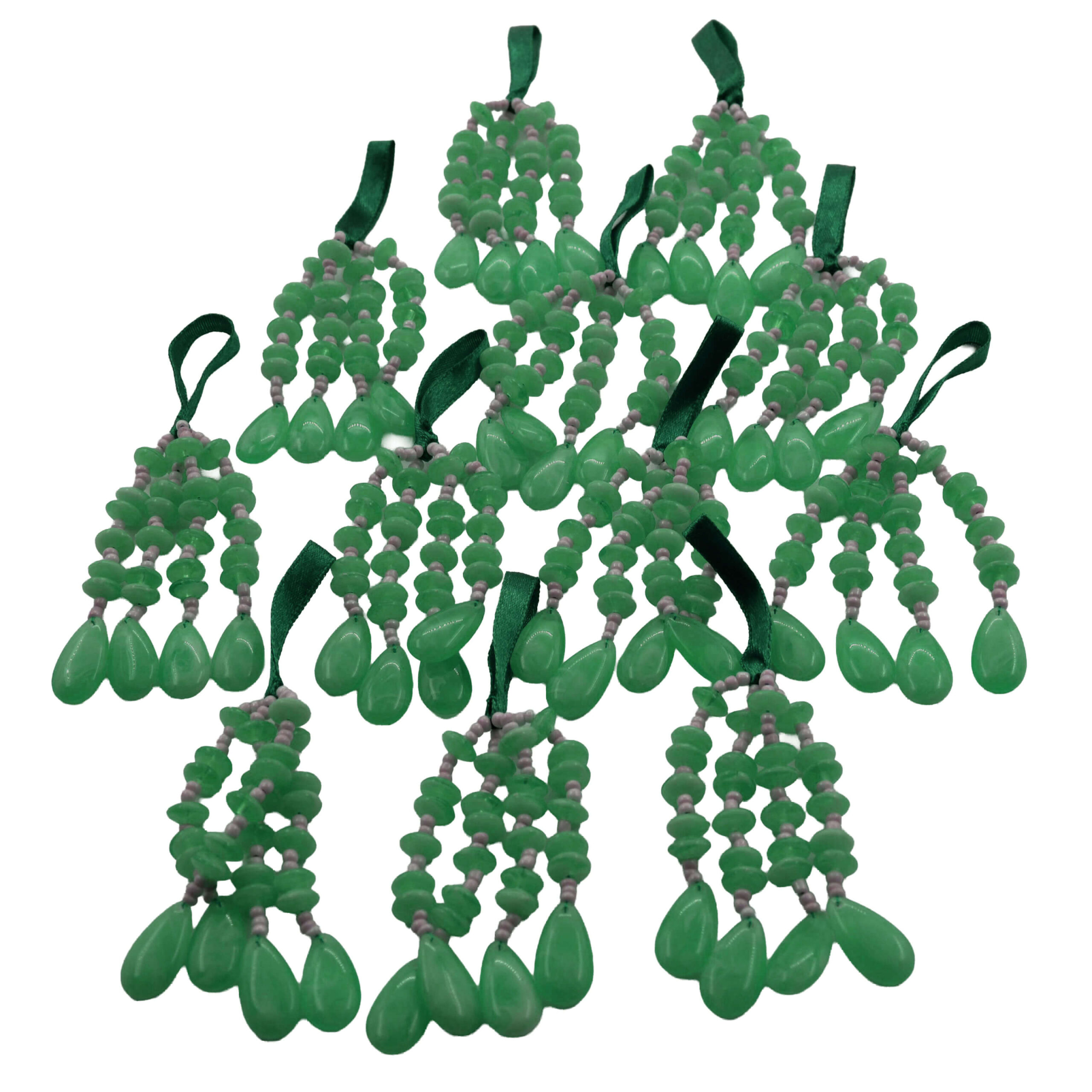 Borla de piedra verde con cuentas decorativas
