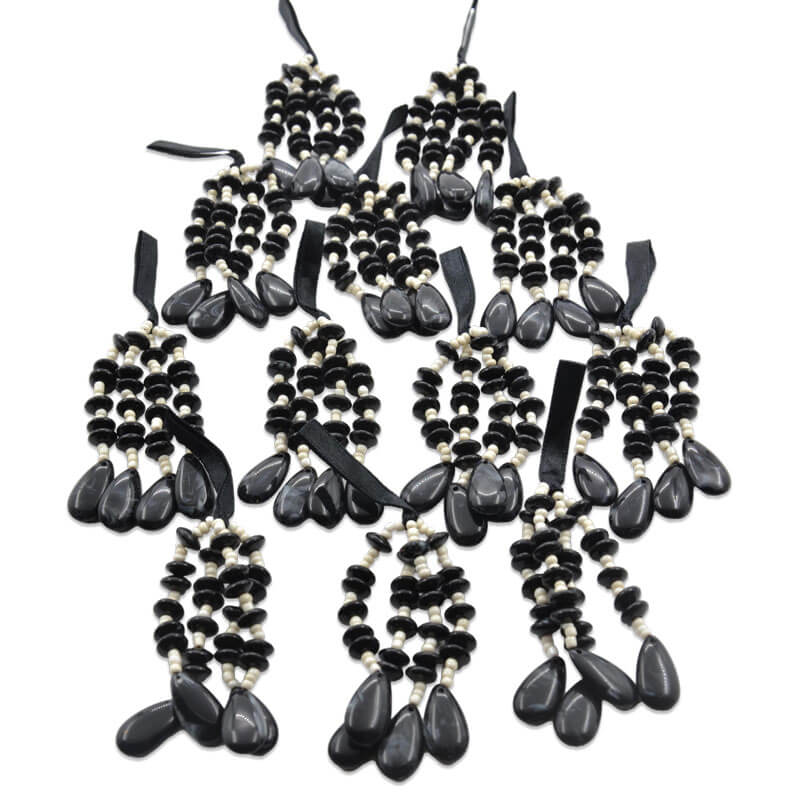 Borla decorativa negra con piedras y cuentas