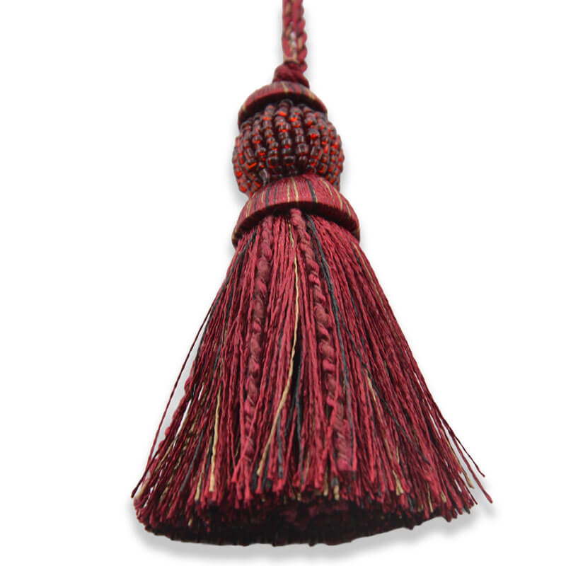 Borla roja con abalorios decorativos para confección