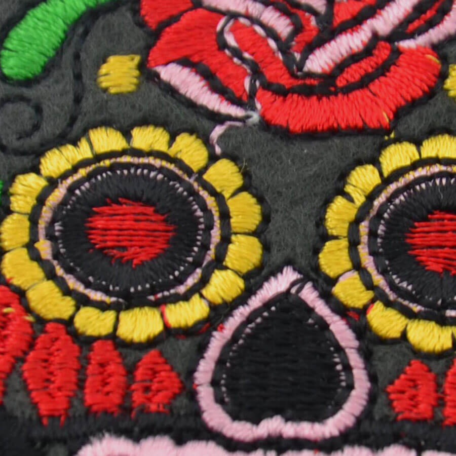 Aplique bordado con diseño de calavera floral
