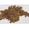 Aplique bordado floral en oro antiguo con relieve