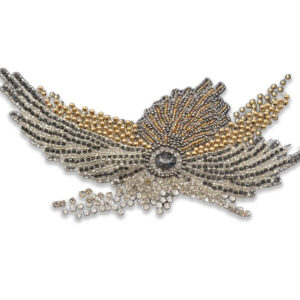 Aplique ornamental con strass y cuentas metálicas