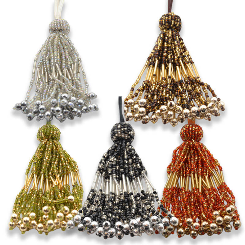 Borla múltiples colores y opciones con pedrería y bolas metálicas de 9 cm