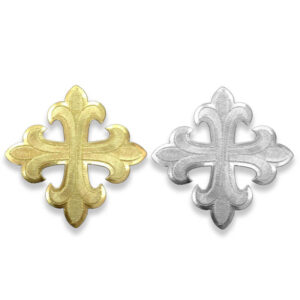 Detalle de cruz bordada termoadhesiva en acabado oro o plata