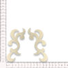 Detalle de apliques bordados en blanco con forma curvada