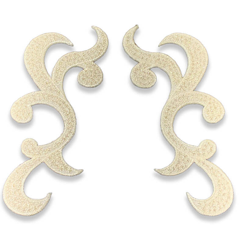 Aplique bordado blanco en pareja de 11 cm con diseño ornamental