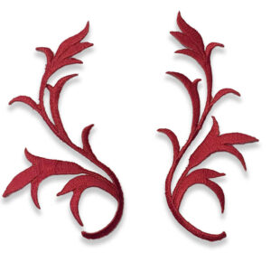 Detalle de apliques bordados granate con diseño de hojas