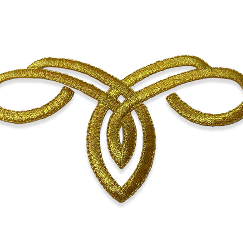 Detalle de aplique bordado ornamental arabesco de 13 cm con hilo metalizado oro
