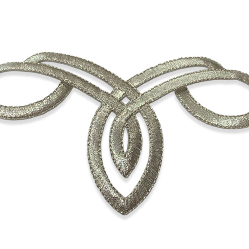 Detalle de aplique bordado ornamental arabesco de 13 cm con hilo metalizado