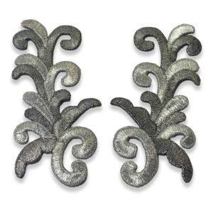 Apliques bordados en pareja color plata de 12 cm con diseño ornamental