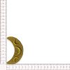 Detalle de aplique textil bordado con forma de luna en oro