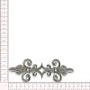 Aplique decorativo bordado plata con diseño ornamental simétrico