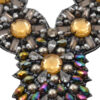 Detalle de aplique con piedras multicolor y acabado brillante