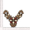 Aplique de cuello con cristales rojos y detalles en perlas
