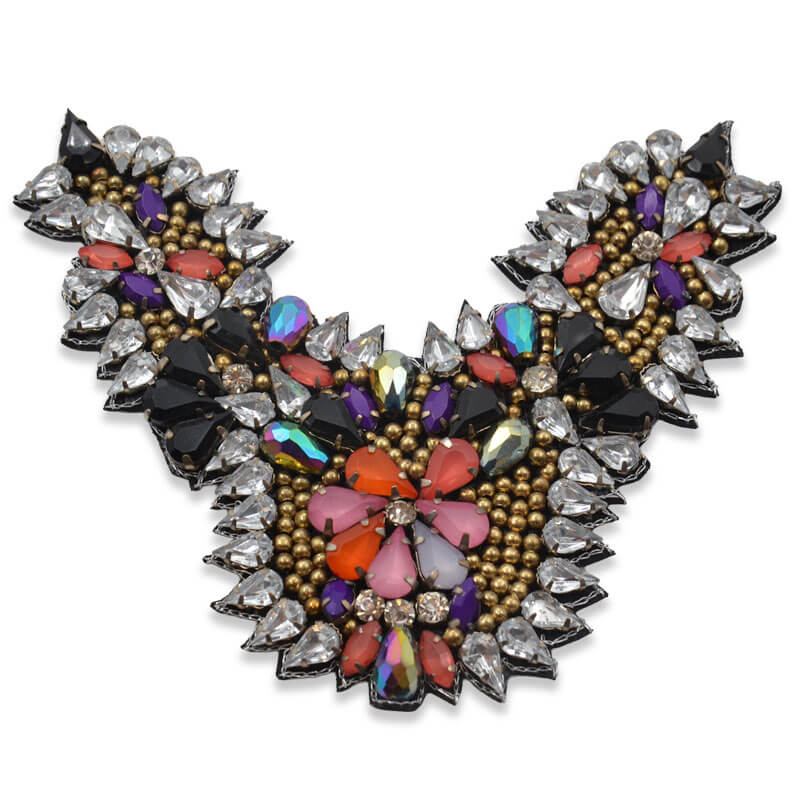 Aplique decorativo con cristales de colores y cuentas doradas