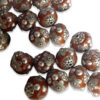 Abalorios rojos de 2 cm con relieve ornamental