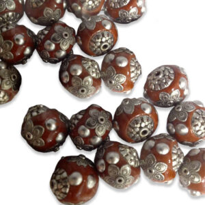 Abalorios rojos de 2 cm con relieve ornamental