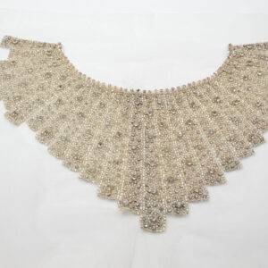 Cuello bordado con pedrería y cuentas decorativas de 30 cm