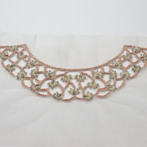 Cuello bordado con pedrería y perlas en tono rosado de 20 cm