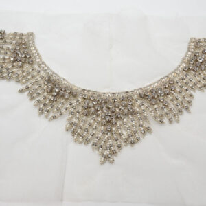 Detalle de cuello con bordado denso y acabado brillante