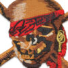 Parche calavera pirata bordado con pañuelo rojo y huesos cruzados
