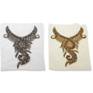 Cuello bordado con pedrería en colores negro y oro de 30 cm