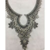 579.1352-cuello-decorativo-cristales-escote Detalle de cuello con bordado denso y acabado brillante