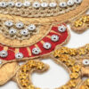 Aplique bordado dorado con relieve y brillo