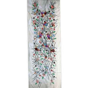 Panel bordado floral sobre tul con flores multicolor