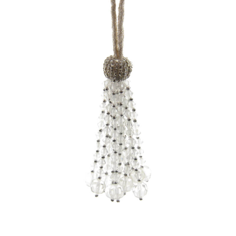 Borla de pedrería en color plata de 8 cm