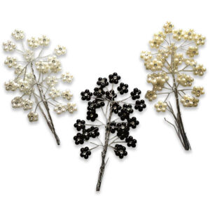 prendido floral con perlas decorativas