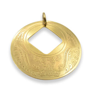 Colgante metálico brass con grabados ornamentales