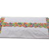 Tira aplicación bordada multicolor con perlas decorativas.
