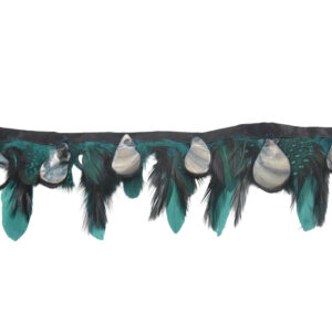 Adorno textil con plumas verdes y conchas