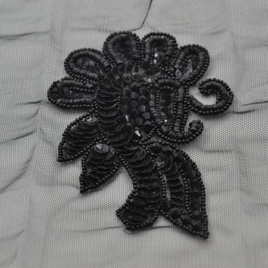 Aplique lateral negro con lentejuelas y abalorios