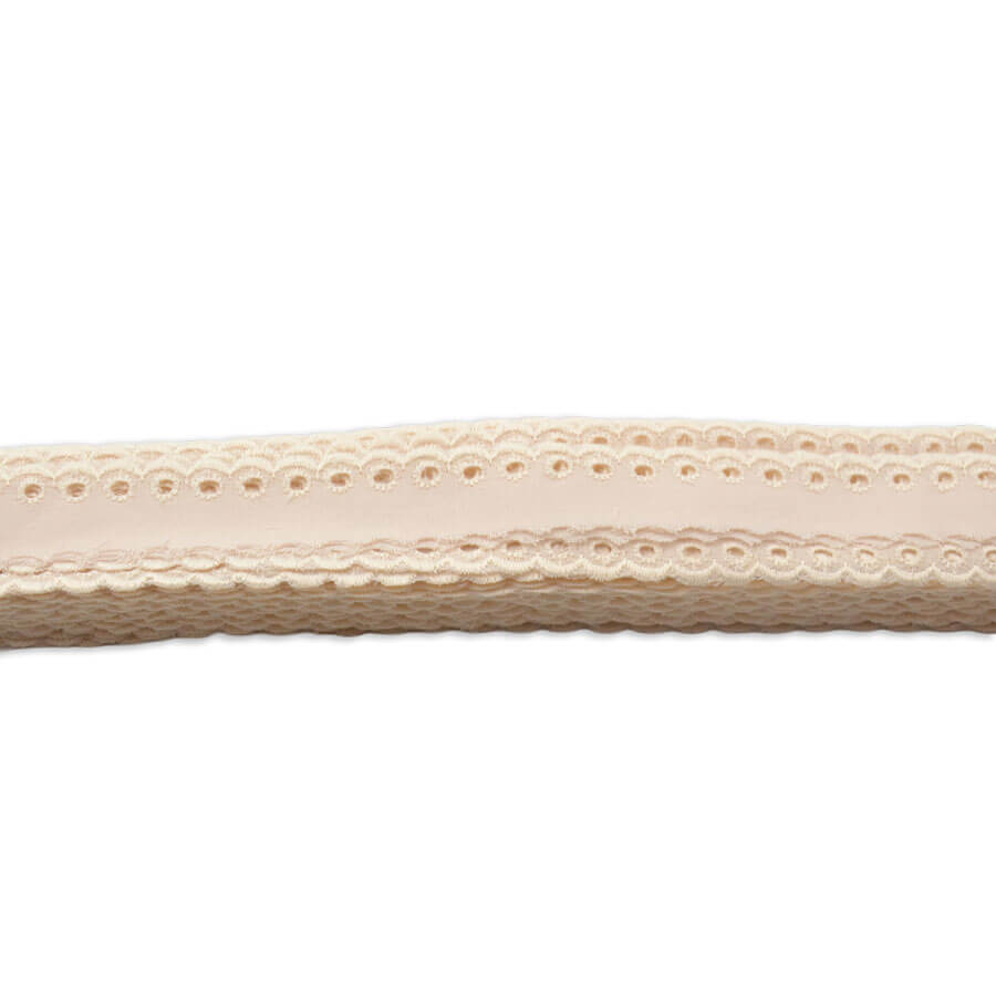 Adorno textil bordado con borde festoneado