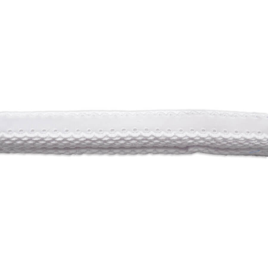 Adorno textil bordado con borde festoneado