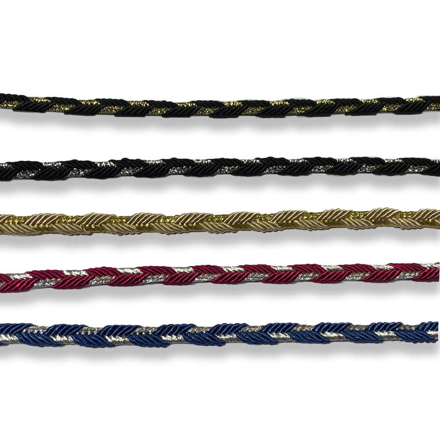 Trenza decorativa de rayón con hilo metalizado.