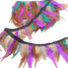 Galón con plumas en tonos fucsia y negro