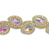 6401073-pasamaneria-ondulada-con-pedreria-iridiscente-4cm Tira decorativa con cristales brillantes para confección festiva.