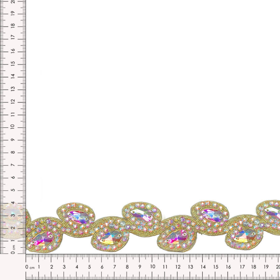 6401073-tira-decorativa-con-cristales-brillantes-9m Pasamanería ondulada con pedrería iridiscente de 4 cm.