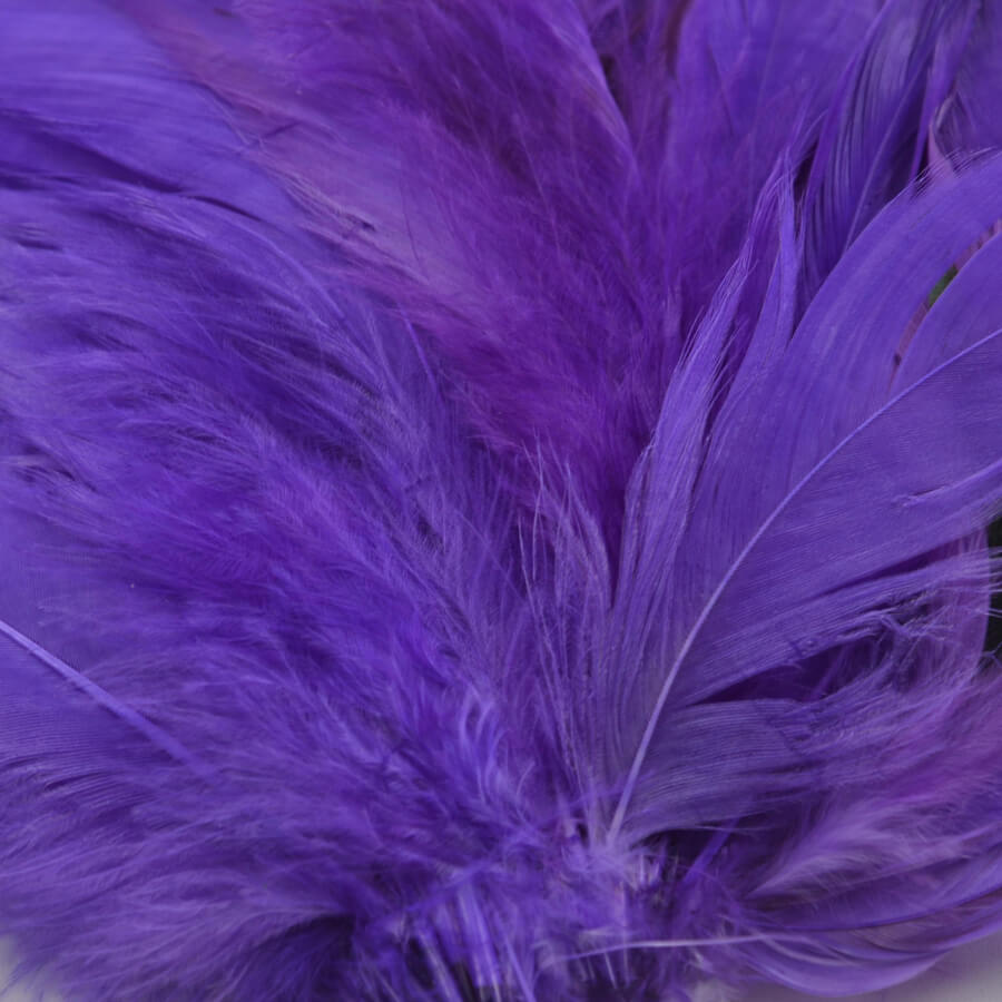 Pluma marabú naranja utilizada en decoración y disfraces en morado