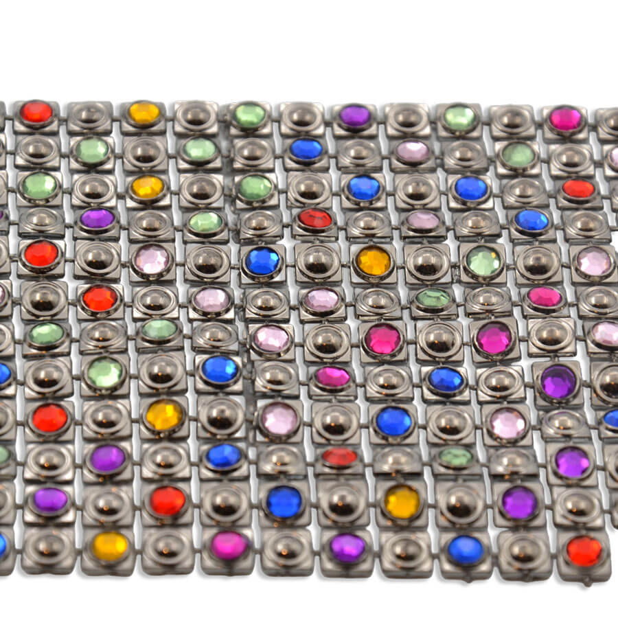 Galón de pedrería con piedras de colores.
