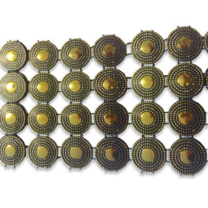 Pasamanería dorada con discos metálicos decorativos