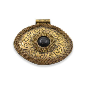 Colgante metálico con piedra negra decorativa